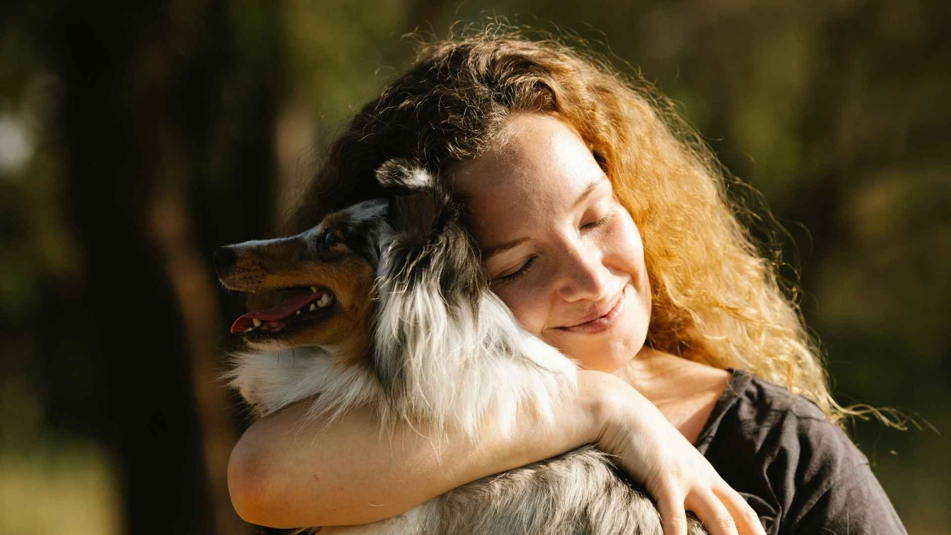 mujer abrazando perra